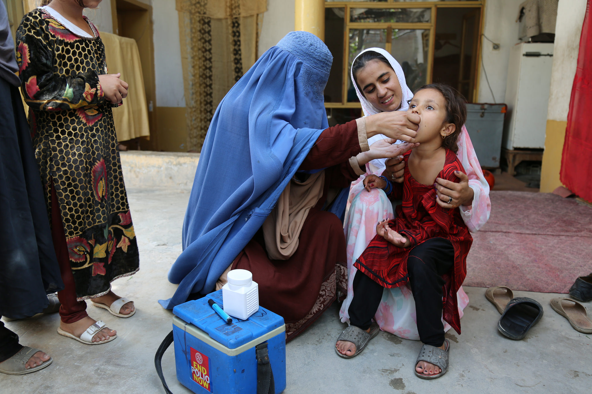polio-vaccinating-child-afghanistan